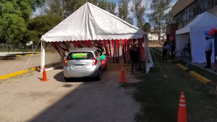 Las maestras esperaban a los alumnos que ingresaban en auto para agasajarlos.