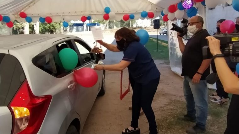 Las maestras esperaban a los alumnos que ingresaban en auto para agasajarlos.