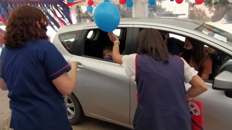 Las maestras esperaban a los alumnos que ingresaban en auto para agasajarlos.