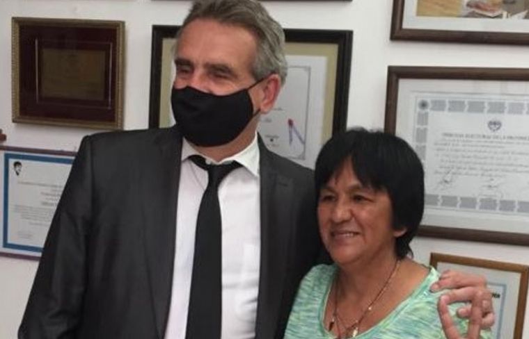El ministro de Defensa, Agustín Rossi, junto a Milagro Sala. 