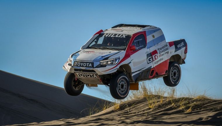 Los mendocinos probando su Hilux en el Nihuil, a Arabia van con la de Alonso