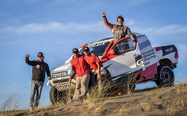 Los cinco mendocinos que Toyota Argentina lleva al Dakar (el quinto, saca la foto)