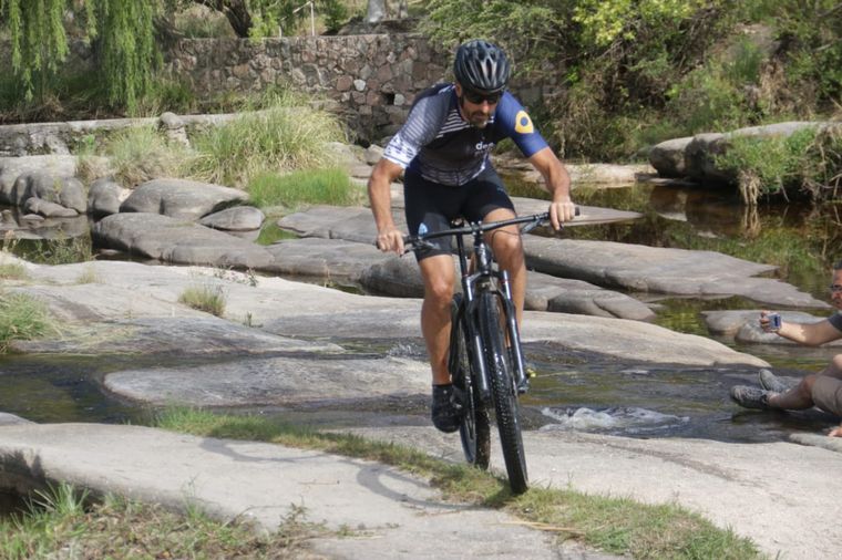 Experiencia extrema en Cabalgo: trepar piedras en bicicleta