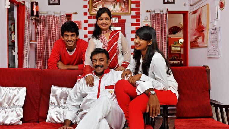 El hombre que está obsesionado con los colores rojo y blanco