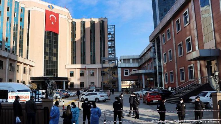 Nueve muertos al explotar un tubo de oxígeno en un hospital de Turquía.