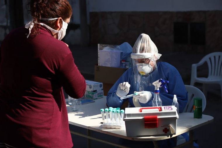 FOTO: Argentina reportó 34 muertos y 2.477 nuevos casos nuevos de coronavirus.