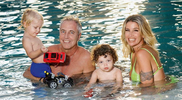 Los conductores con sus hijos en una sesión de fotos (Foto: Caras).