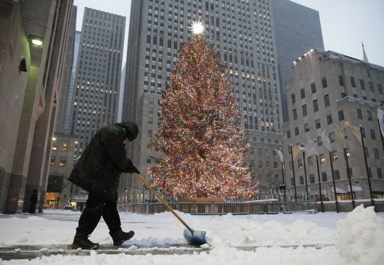 Nueva York espera la Navidad cubierta de blanco