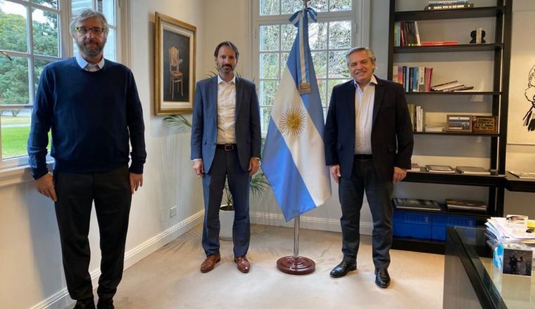 Alberto con el gerente general de Pfizer, Nicolás Vaquer, y Fernando Polack de Infant