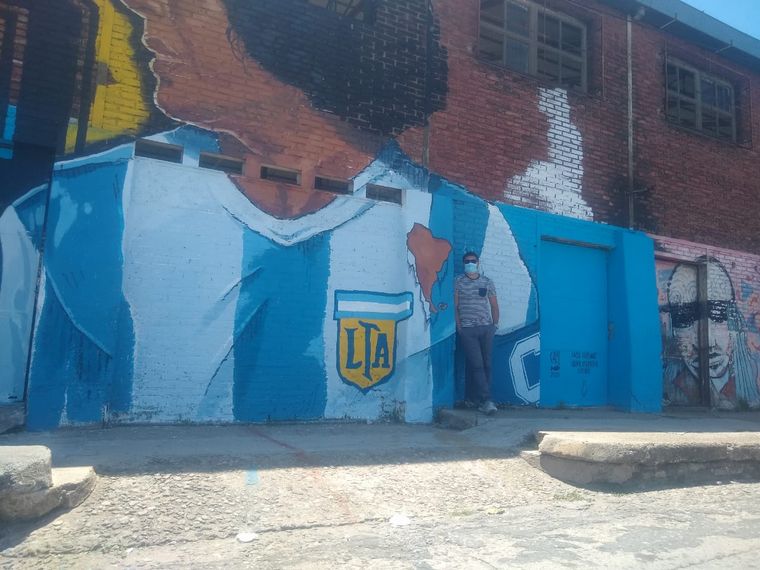 Pintaron un enorme mural de Diego Maradona en el ex Mercado de Abasto.
