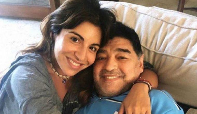 Giannina Maradona junto a su padre.