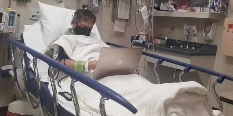 Alejandro Navarro, internado, con su notebook.