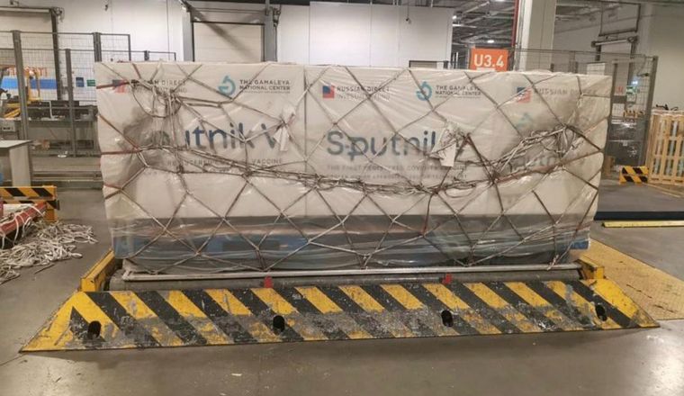 FOTO: Las dosis de Spudnik V son cargadas en el avión con destino a Argentina