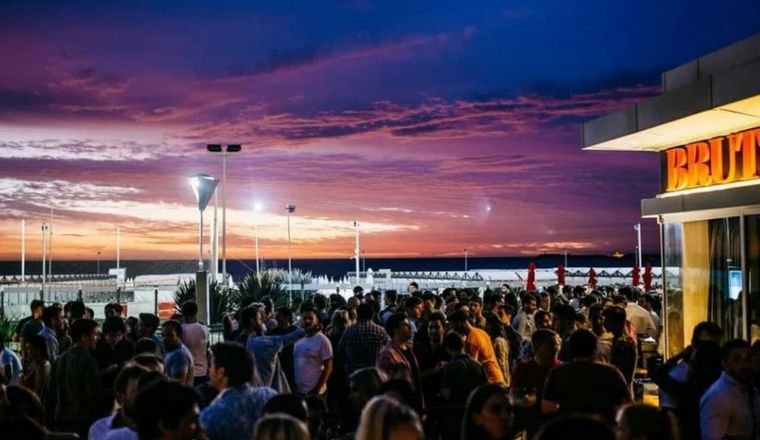 Boliche Bruto, en Playa Grande.