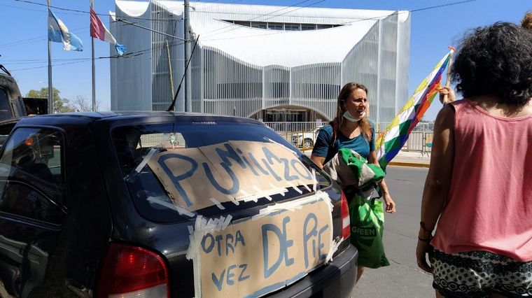FOTO: Ambientalistas protestan en la Legislatura de Córdoba contra la traza de la ruta 38. 