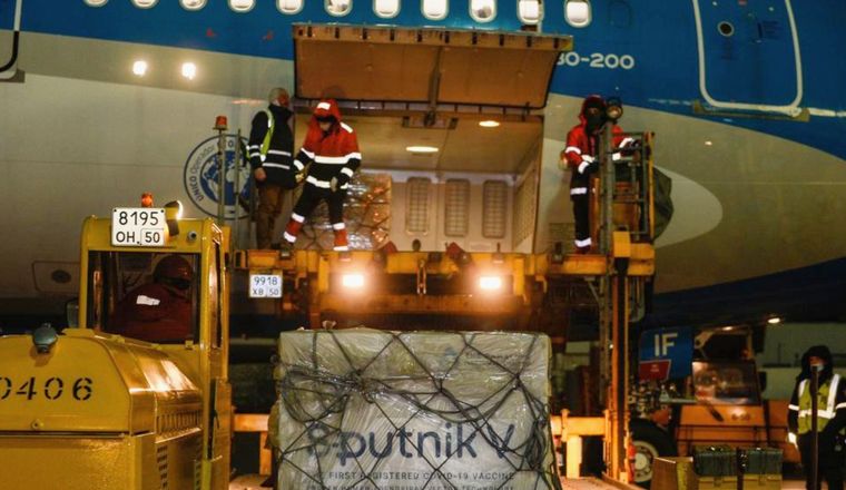 La Sputnik V embarcando en el avión de Aerolíneas.