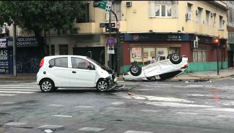 Tres heridos tras un espectacular choque en Palermo.