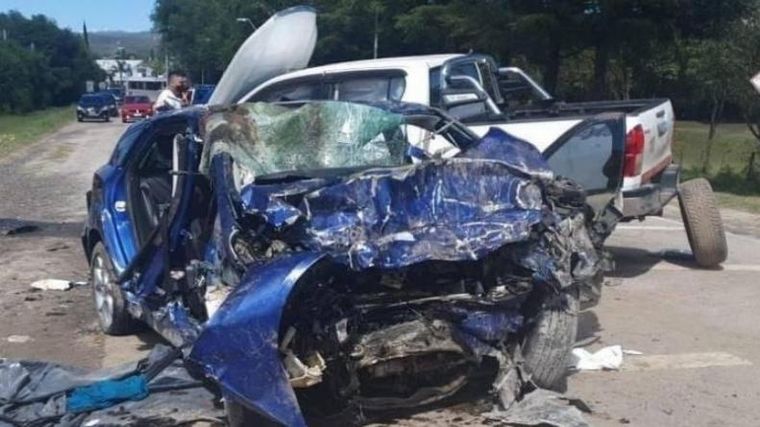Dos muertos tras violento choque entre camioneta y auto en San Agustín (Foto: FM Sol)