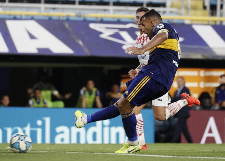 El delantero marcó un doblete para abrir el marcador.