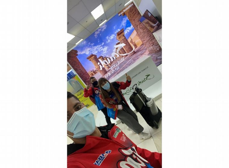Nico Cavigliasso, su señora, 'Vale' y Nicolás, su mecánico llegaron hoy a Jeddah