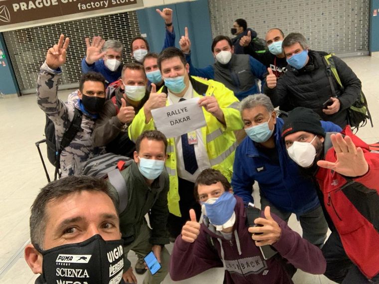 El grupo de argentinos que pudo volar hacia Praga, todavía esperan allí