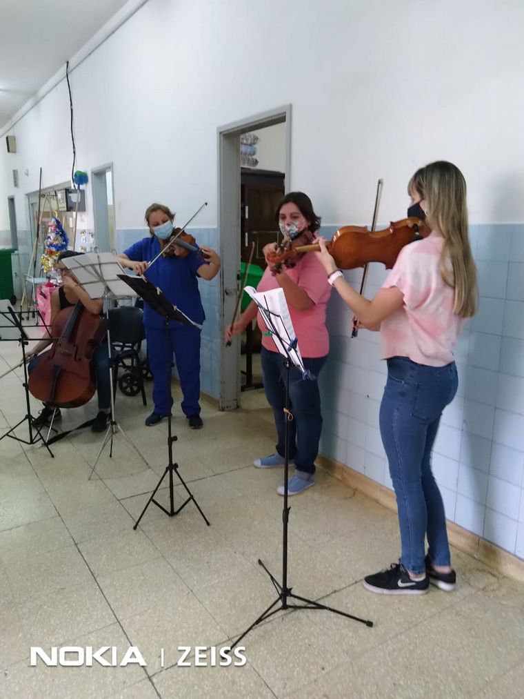 Tocan el violín para pacientes con coronavirus