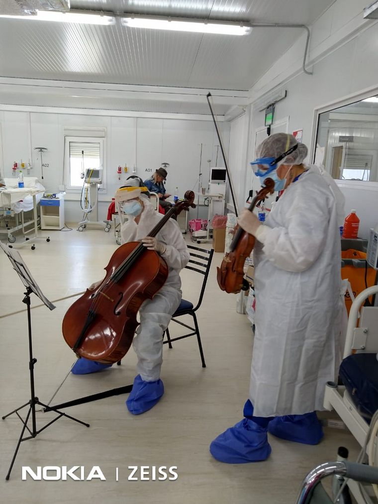 Tocan el violín para pacientes con coronavirus