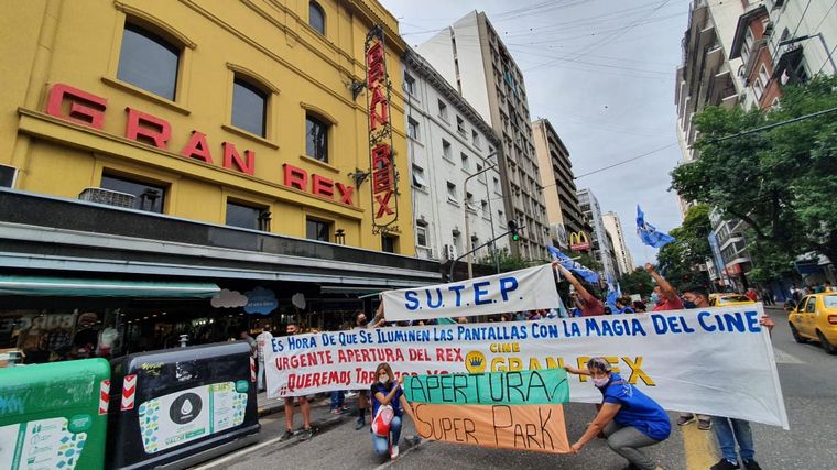 FOTO: Trabajadores de cines de Córdoba protestan por la reapertura