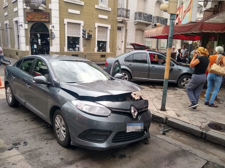 Un auto envistió a otro que quedó incrustado en un quiosco