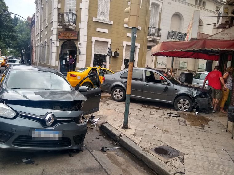 Un auto envistió a otro que quedó incrustado en un quiosco