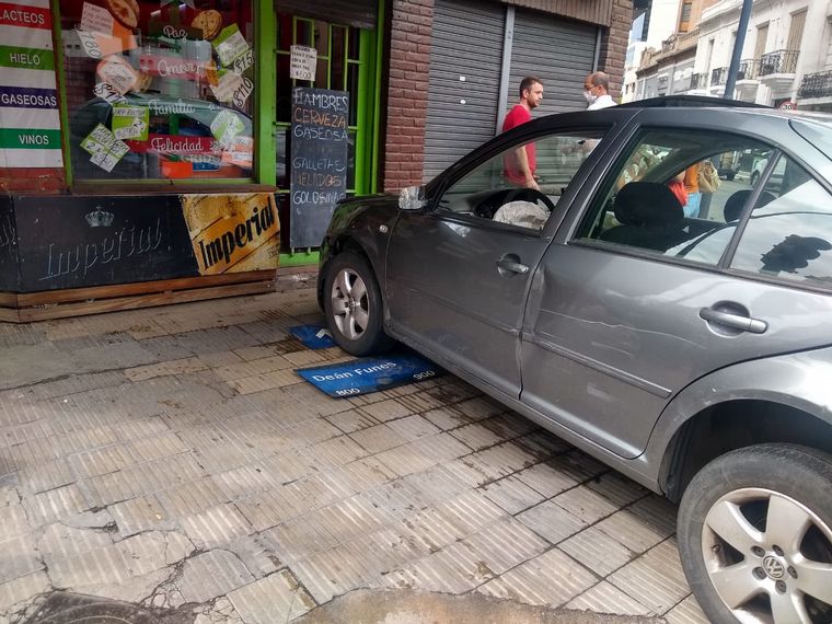 Un auto envistió a otro que quedó incrustado en un quiosco