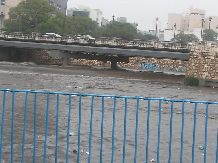 Córdoba: por la tormenta, cortan Costanera Norte y Sur
