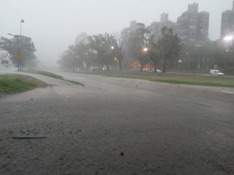 Córdoba: por la tormenta, cortan Costanera Norte y Sur