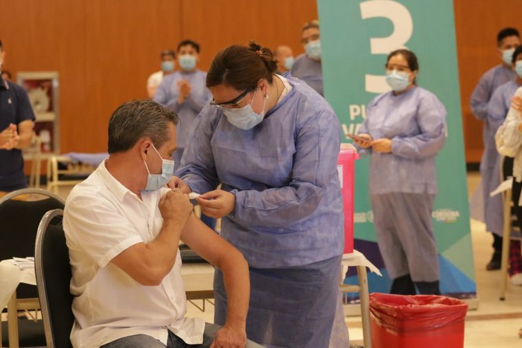 FOTO: Comenzó la vacunación con la Sputnik V en el Centro de Convenciones de Córdoba