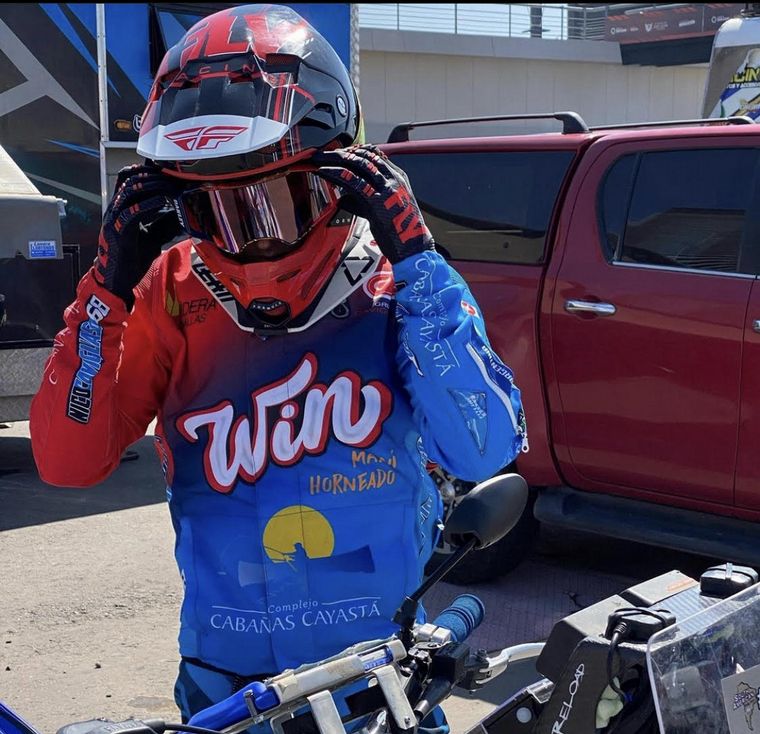 Nico Cavigliasso chequeando su indumentaria en Arabia Saudita hoy.