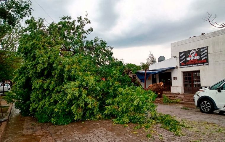 FOTO: Destrozos por el temporal en Sumampa, en Santiago del Estero. Foto: El Liberal