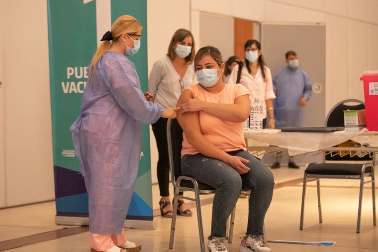 Aplicación de la vacuna rusa en el Centro de Convenciones.