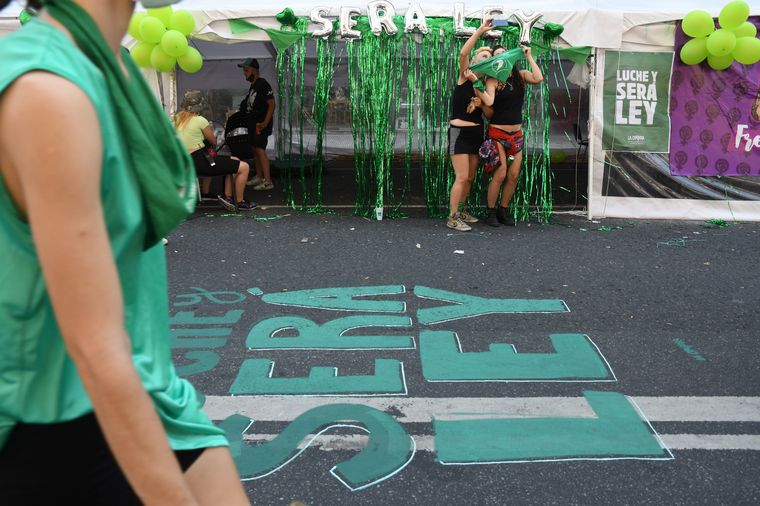 Vigilia "verde" y "celeste" por la legalización del aborto.