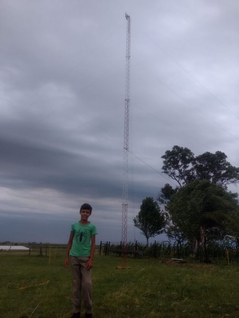Hoy hay una antena que le permite tener conexión en su casa.