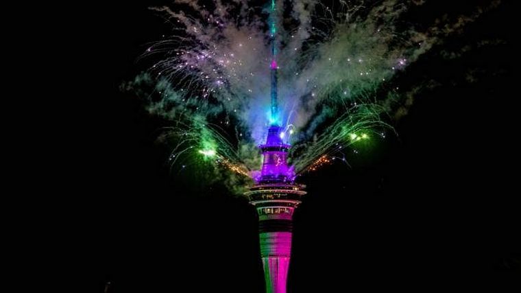 La Sky Tower en Nueva Zelanda iluminada por los fuegos artificiales.