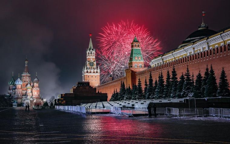 El Año Nuevo se celebró en Rusia con un impactante show de fuegos artificiales.