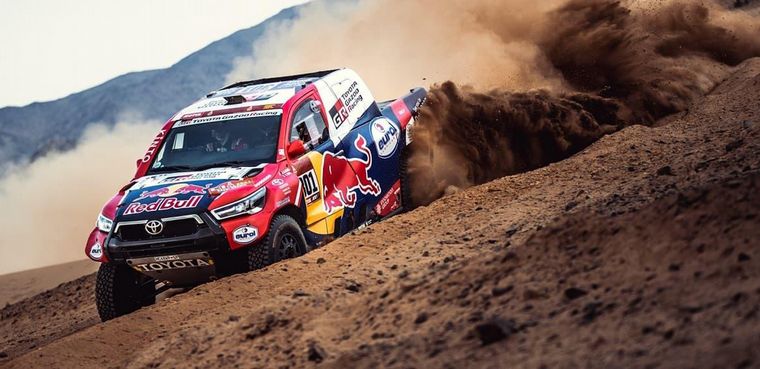 Nasser Al-Attiyah con la Hylux no especuló, hizo el "1" en el prólogo.