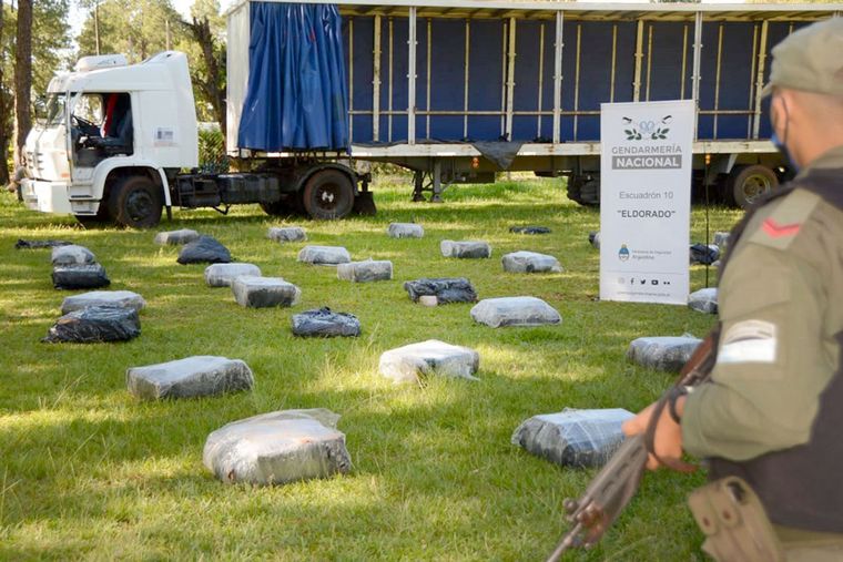 Abandonaron un camión con más de 3.700 kilos de marihuana en Misiones