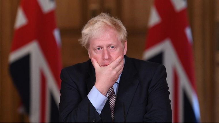 FOTO: El primer ministro británico pronostica restricciones por la suba de casos
