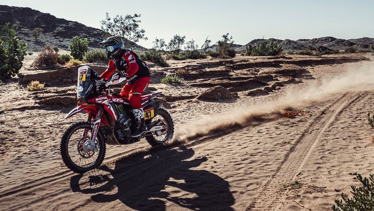 El Salteño Kevin Benavídez con su Honda #47 arribando hoy a Bisha.