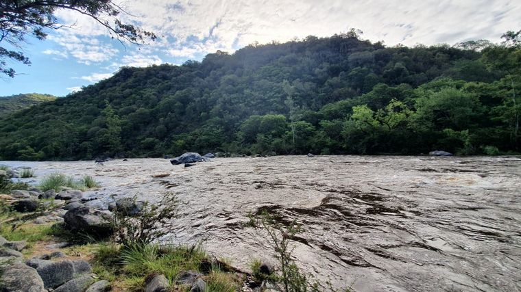 Fuerte crecida en Río Anizacate por la lluvia