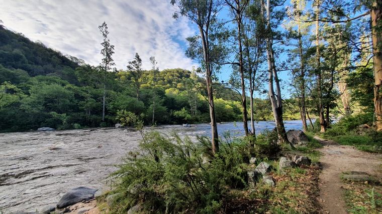 Fuerte crecida en Río Anizacate por la lluvia