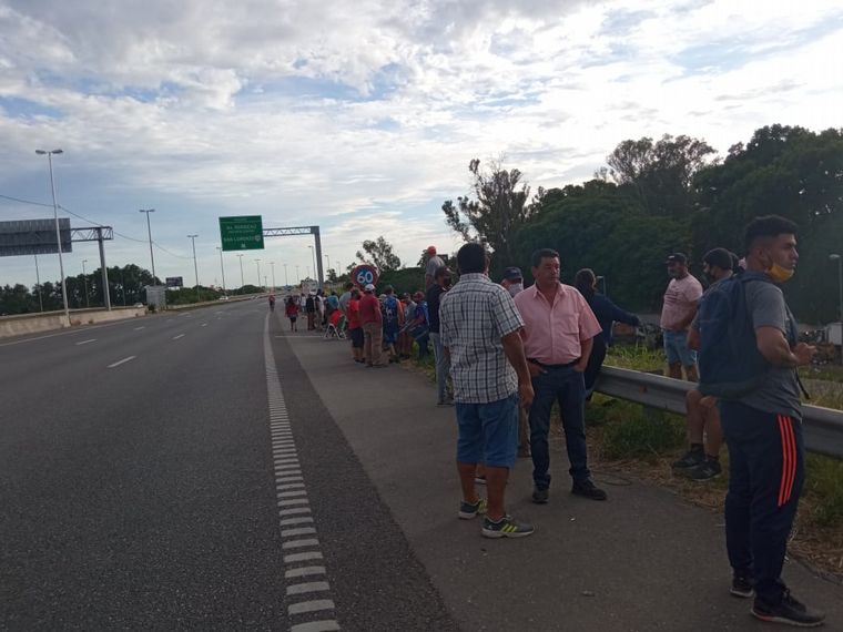 Pescadores cortan el puente Rosario-Victoria