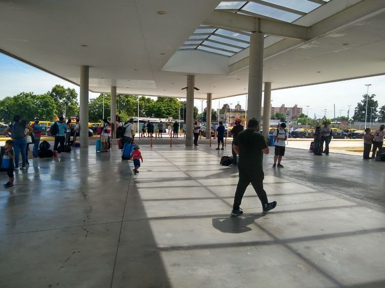 FOTO: Fuerte operativo el fin de semana en la Terminal Dellepiane de Buenos Aires