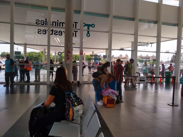 FOTO: Fuerte operativo el fin de semana en la Terminal Dellepiane de Buenos Aires
